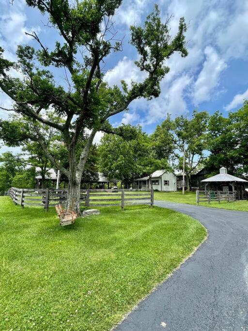 Bourbon Trail Cabin On The Farm Lawrenceburg エクステリア 写真